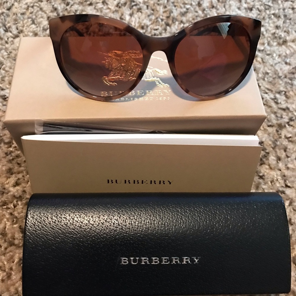 ☀️ Brand new Burberry Sunglasses 🕶 - Picture 2 of 7